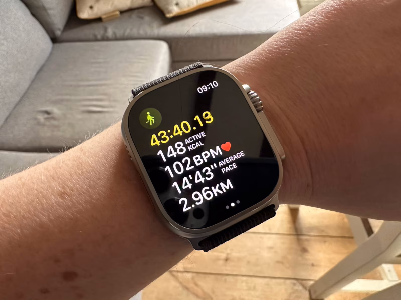 How do I track a workout on Apple Watch?