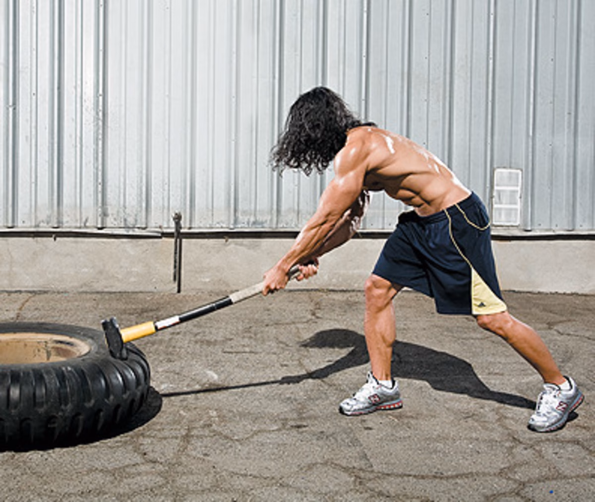 What are the benefits of a sledge hammer exercise?