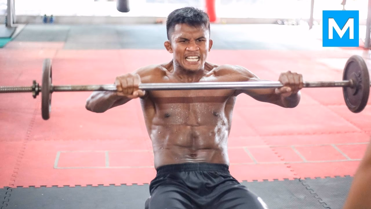 Does Buakaw use head movement in Muay Thai?