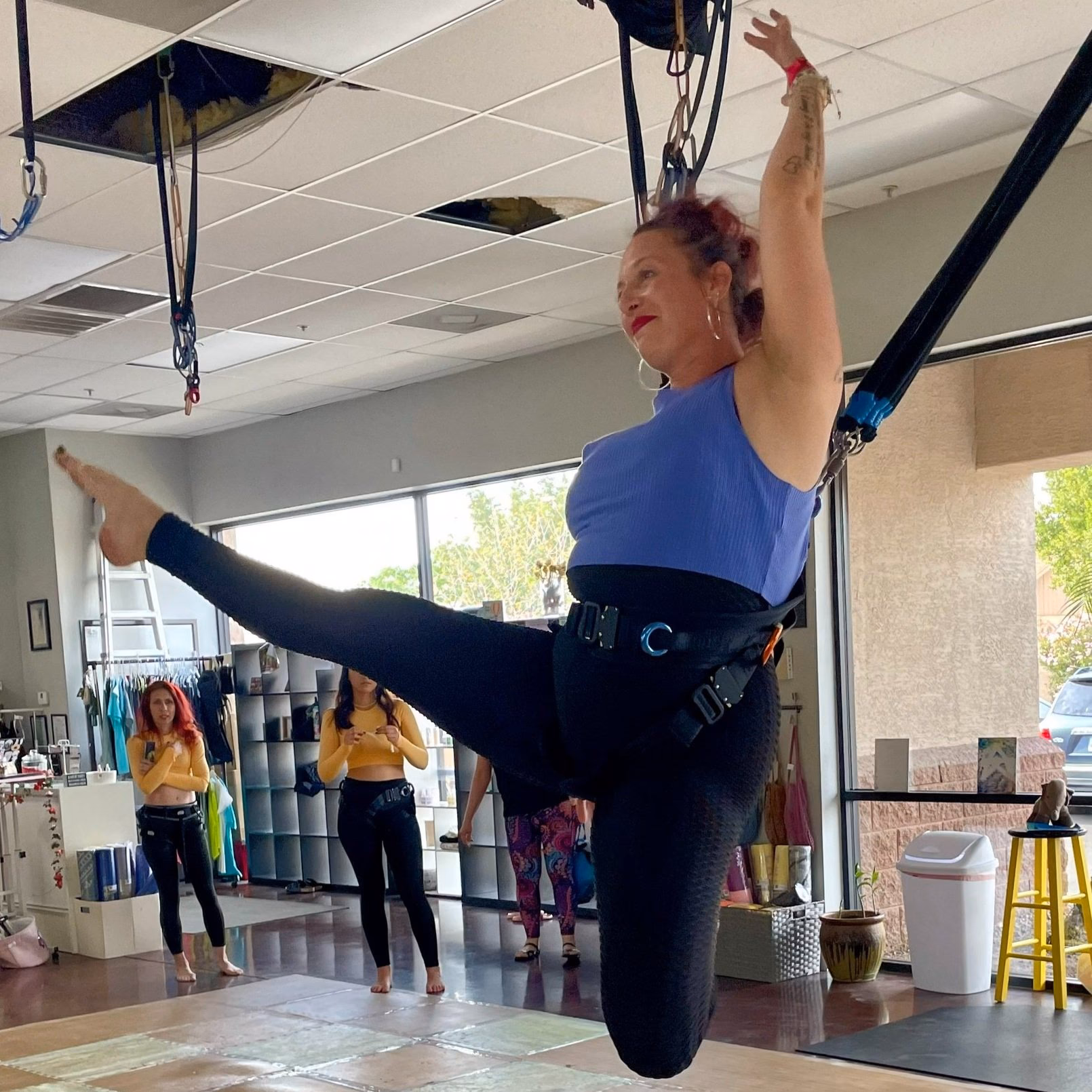 How do bungee instructors teach group fitness?
