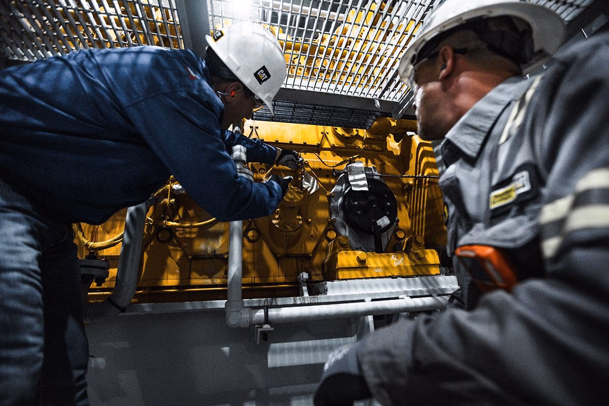 Who sponsors the caterpillar University Global Service Technician program?