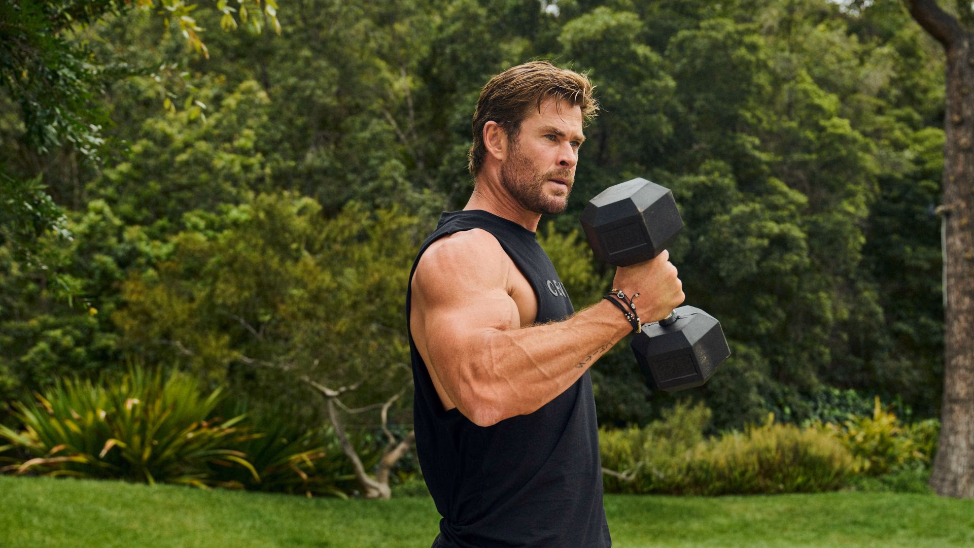 How does Chris Hemsworth train?