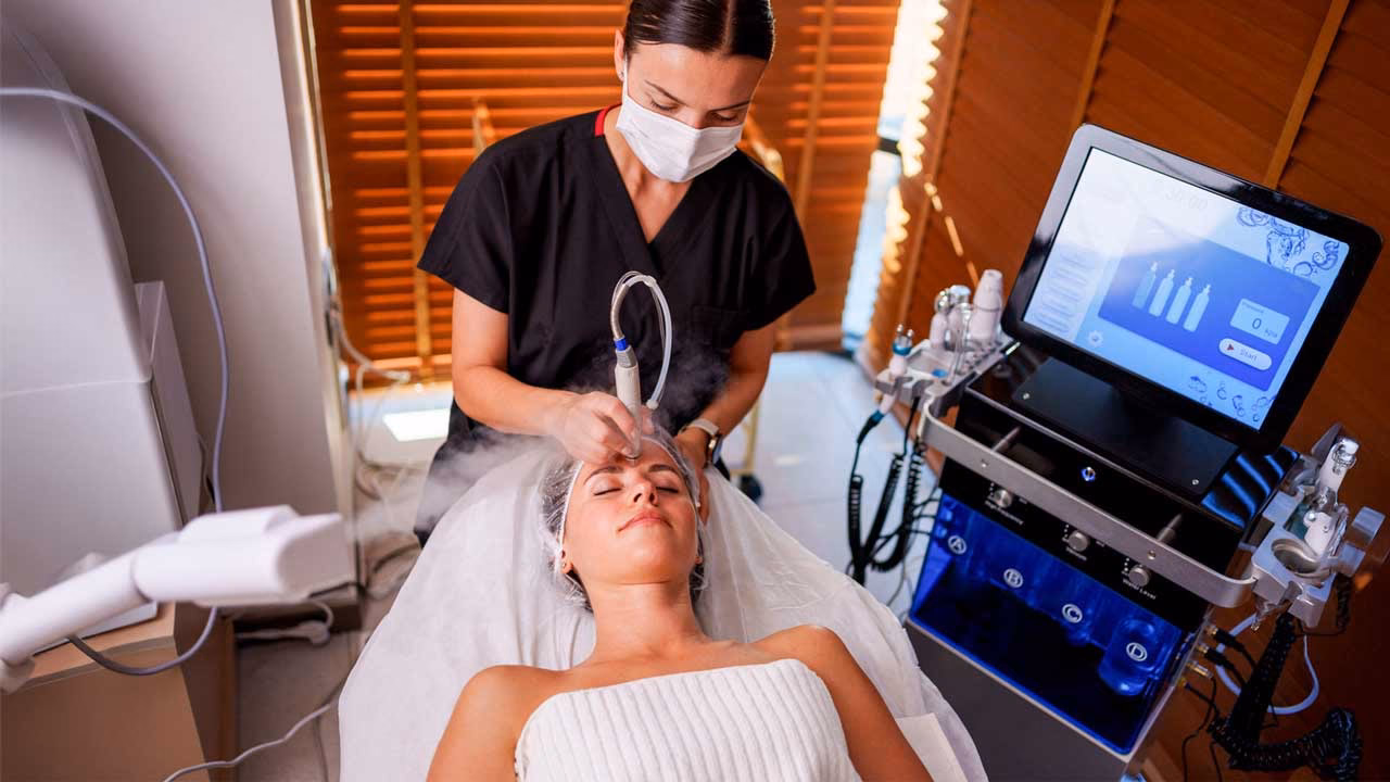 How do I become a cosmetic nurse?