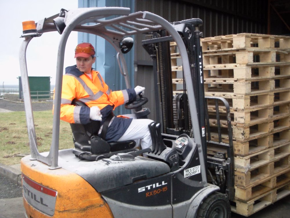 Who provides counterbalance operator and instructor training?