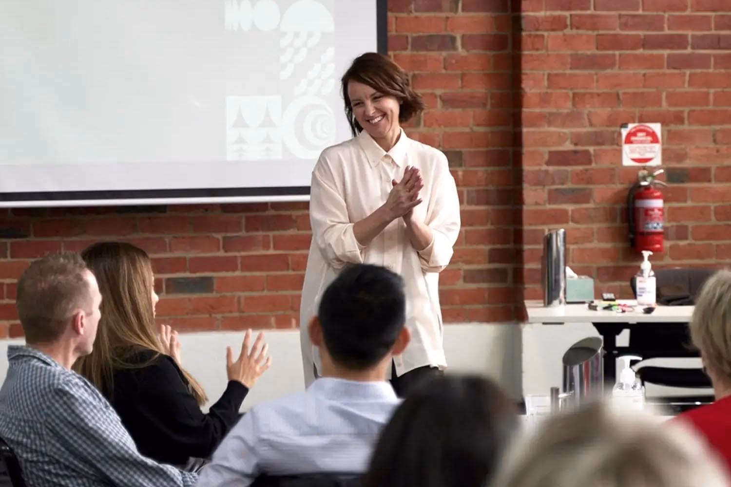 How do I become a customer service representative in Melbourne?