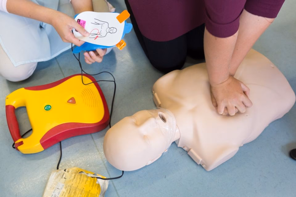 Does free defibrillator training include quizzes?