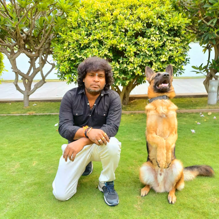 What dogs are trained at Mr Butt's farm in Hyderabad?