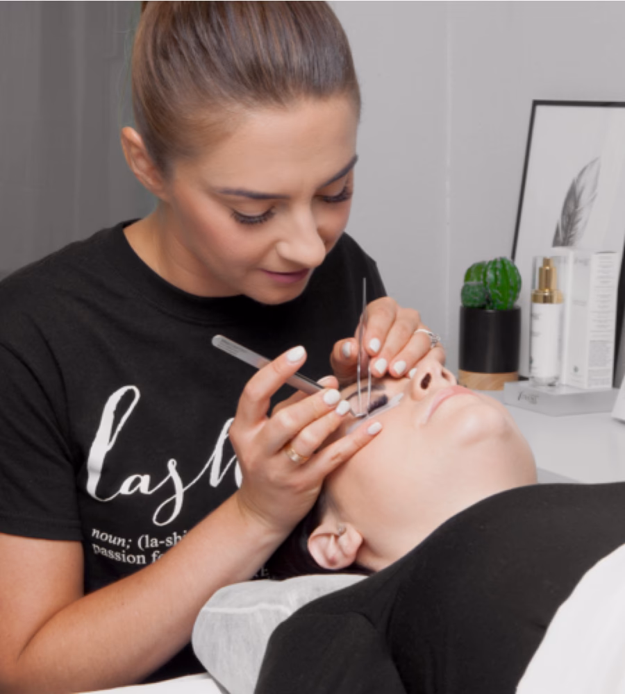 Does Pearl Lash offer online eyelash extension training?