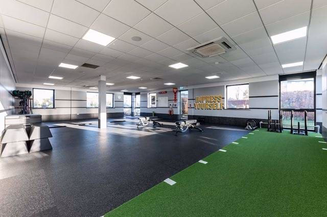 What are the opening hours at the Livingston gym?