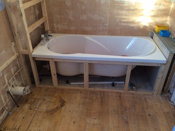 How do you fit tiles in a bath?