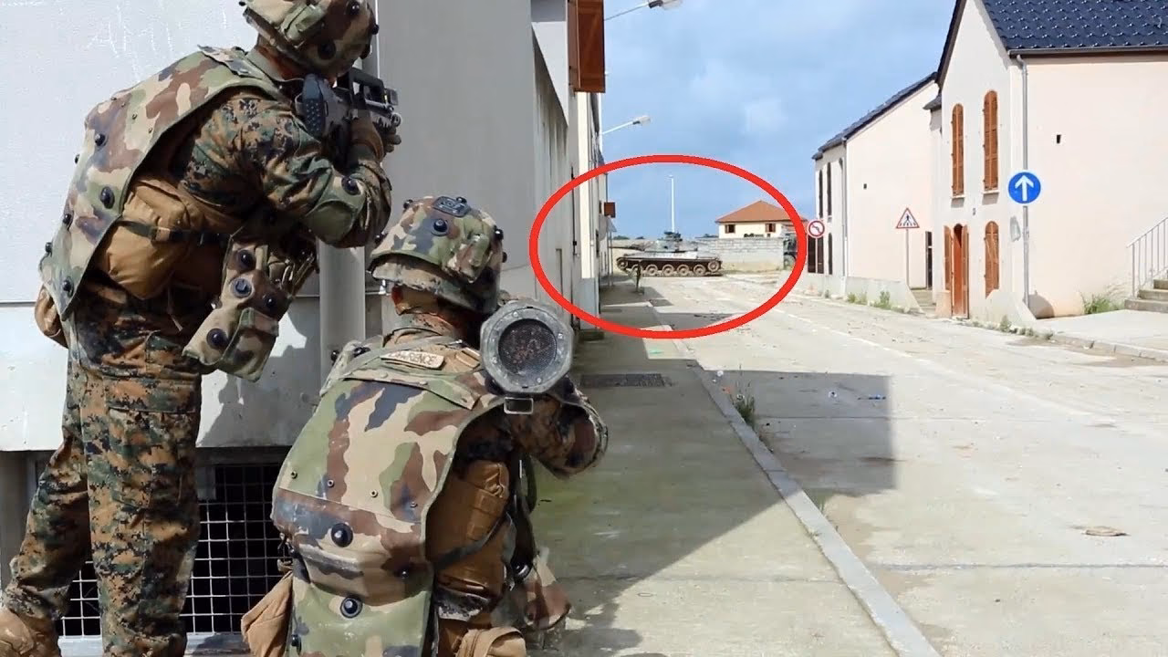 How does the French army train?