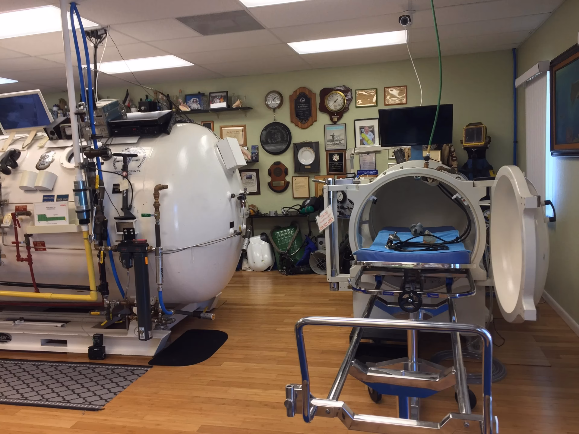 What certifications does hyperbaric & undersea medicine training center offer?