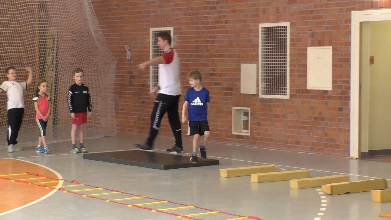 How do you win a Mini handball game?