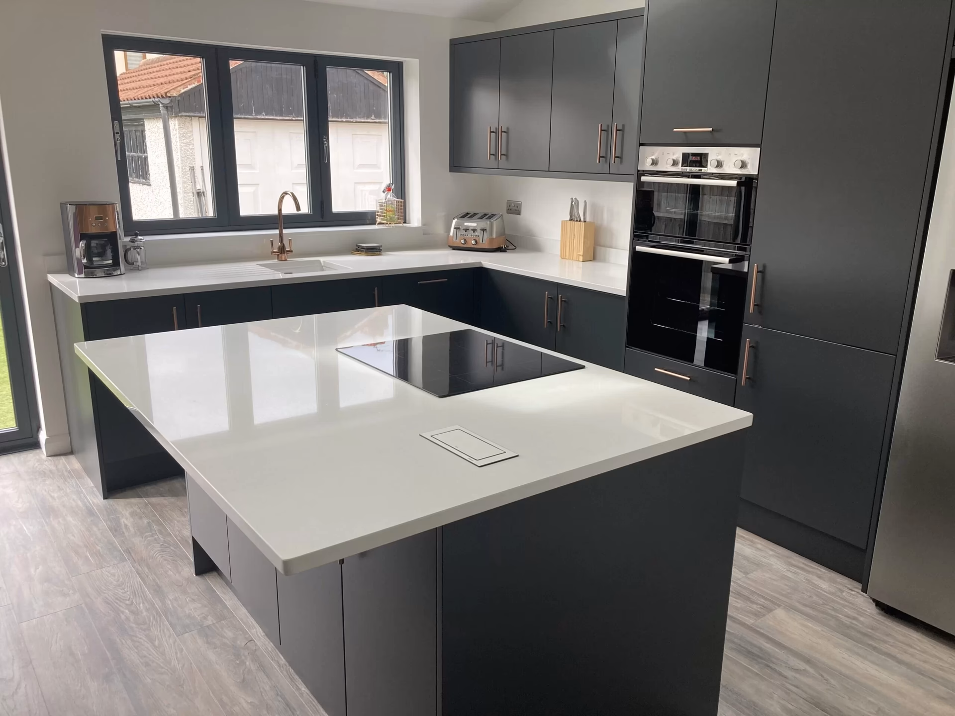 What is the difference between modern and contemporary kitchen design?