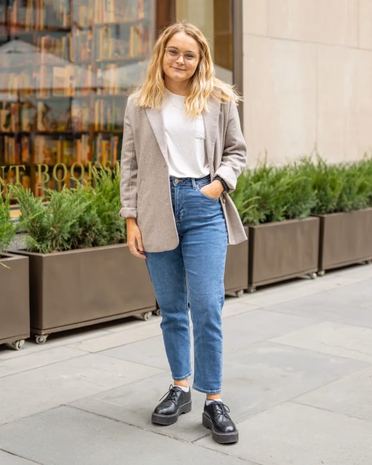 How to wear mom jeans?