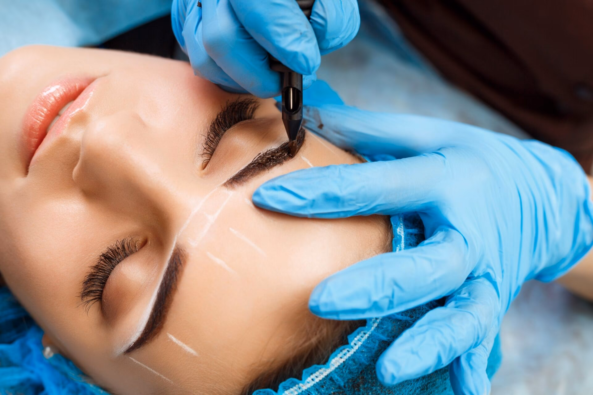 Can you travel as a permanent makeup artist?