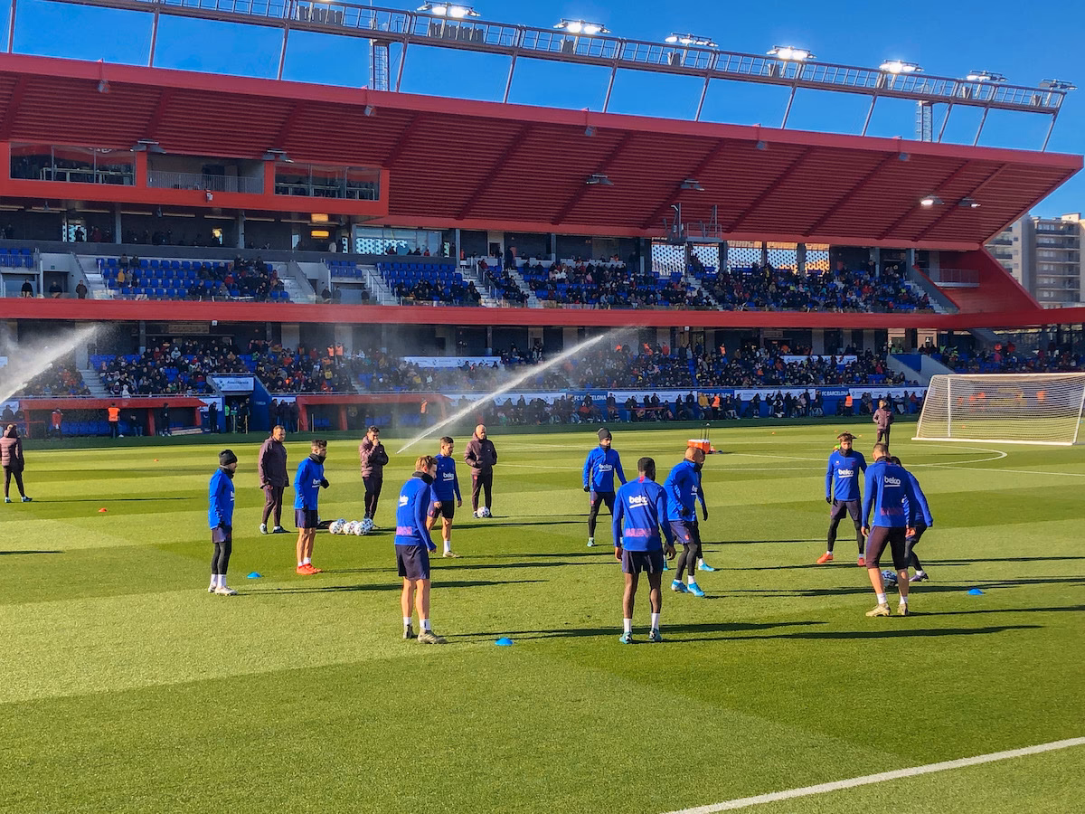 How long are Barça advanced training programs?