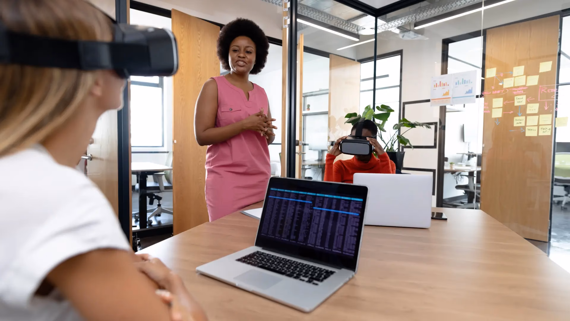 How does VR help workers stay focused?