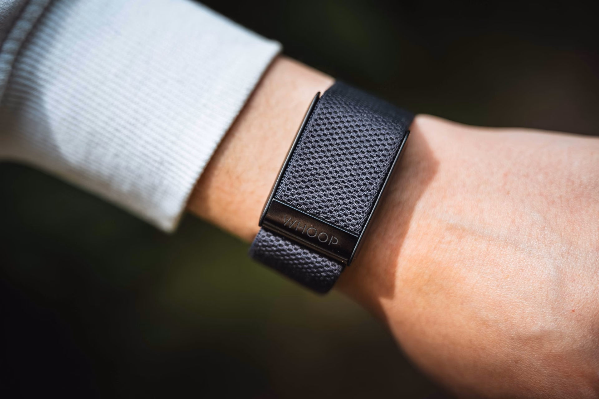 How does the Whoop band work?