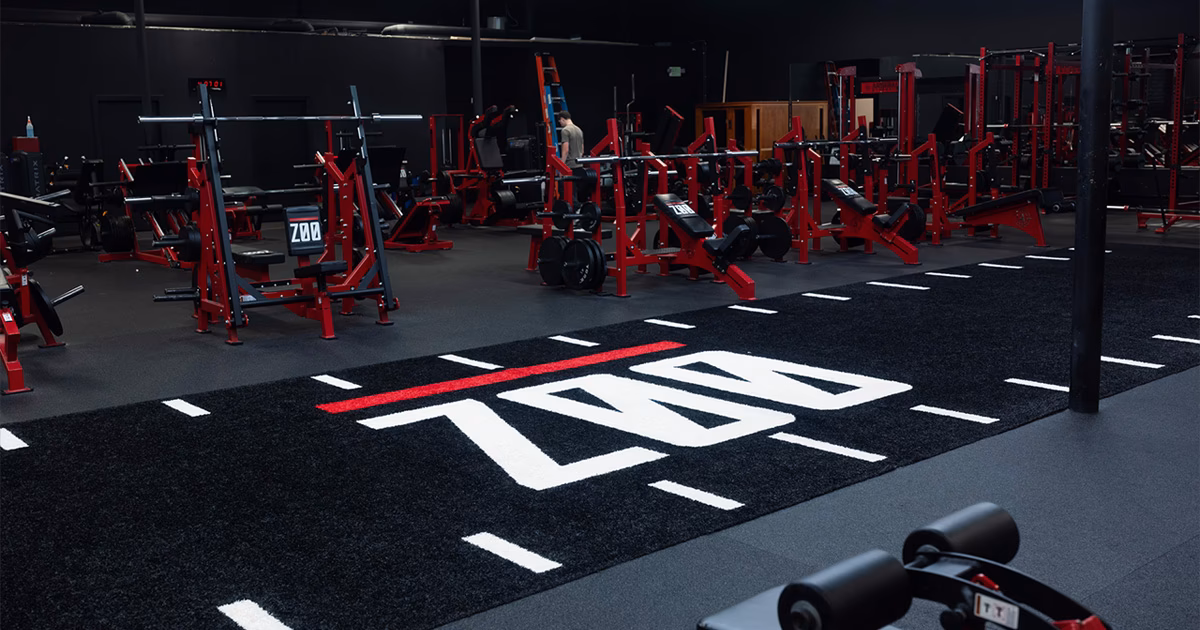 What amenities does the zoo health club offer?